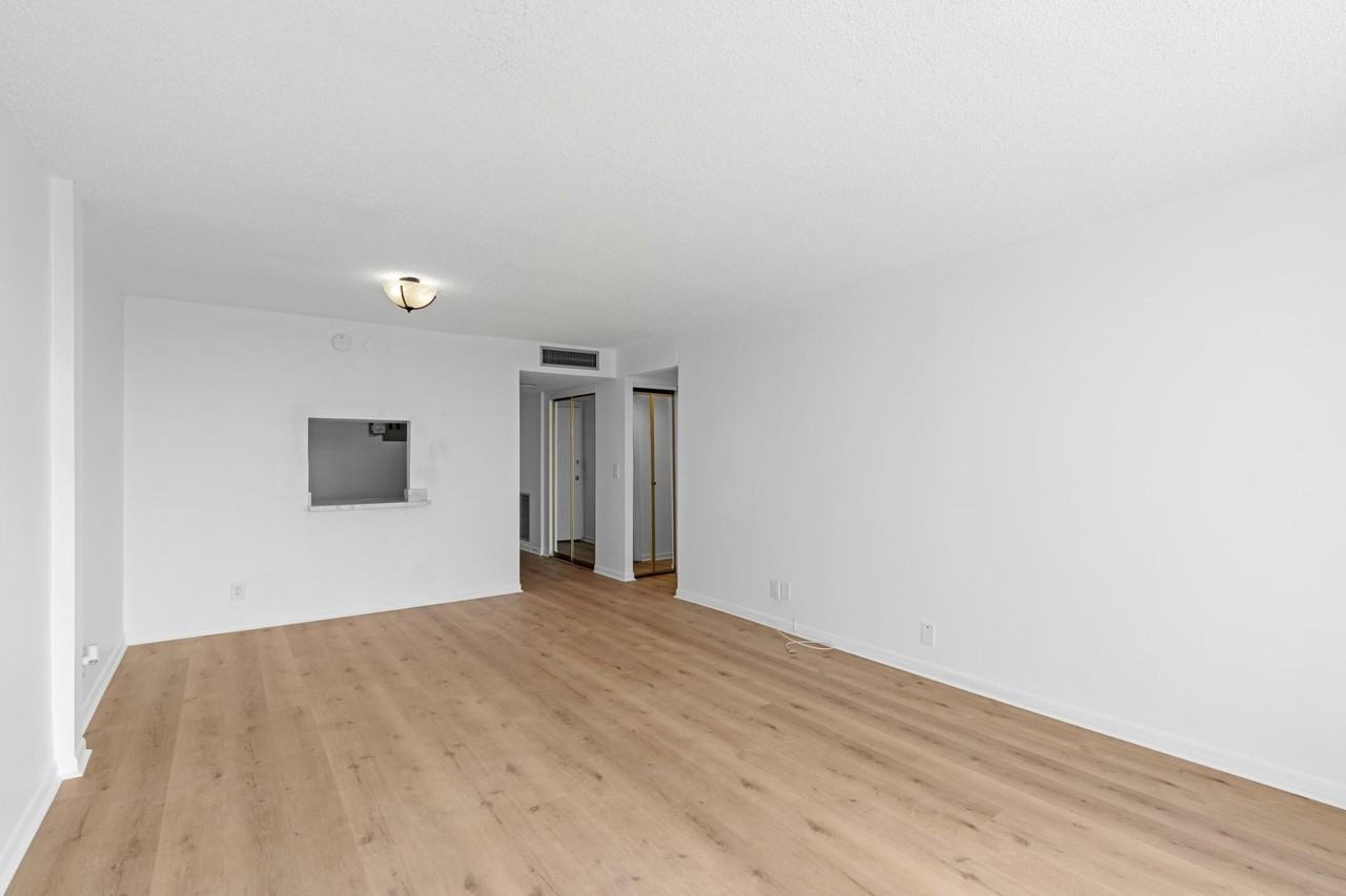 480 Executive Center Dr Apt 5i - Photo 7 of 10