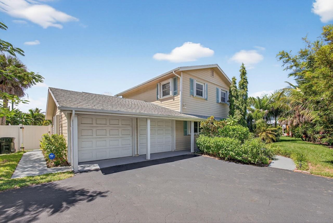 2025 S Ocean Dr - Photo 4 of 50