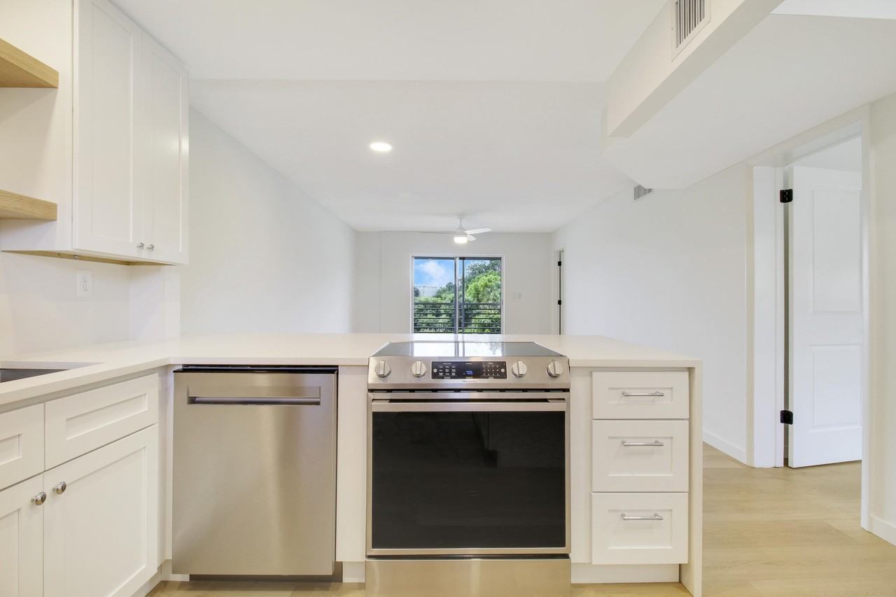 2770 Garden Dr S Apt 212 - Photo 4 of 29