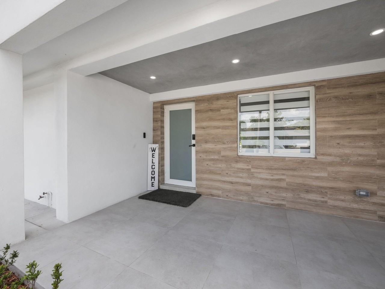 520 Ne 135th St - Photo 2 of 39