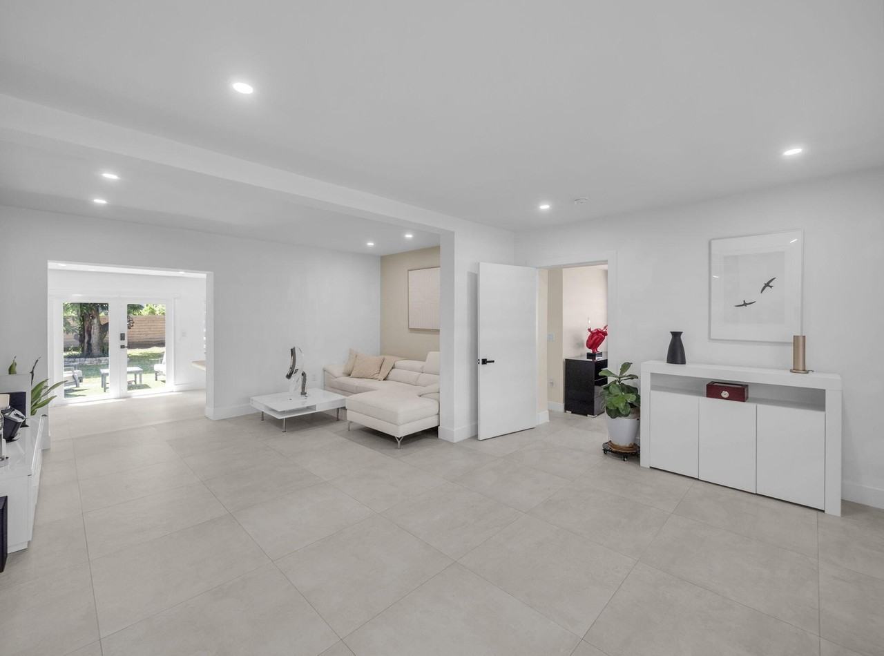 520 Ne 135th St - Photo 7 of 39