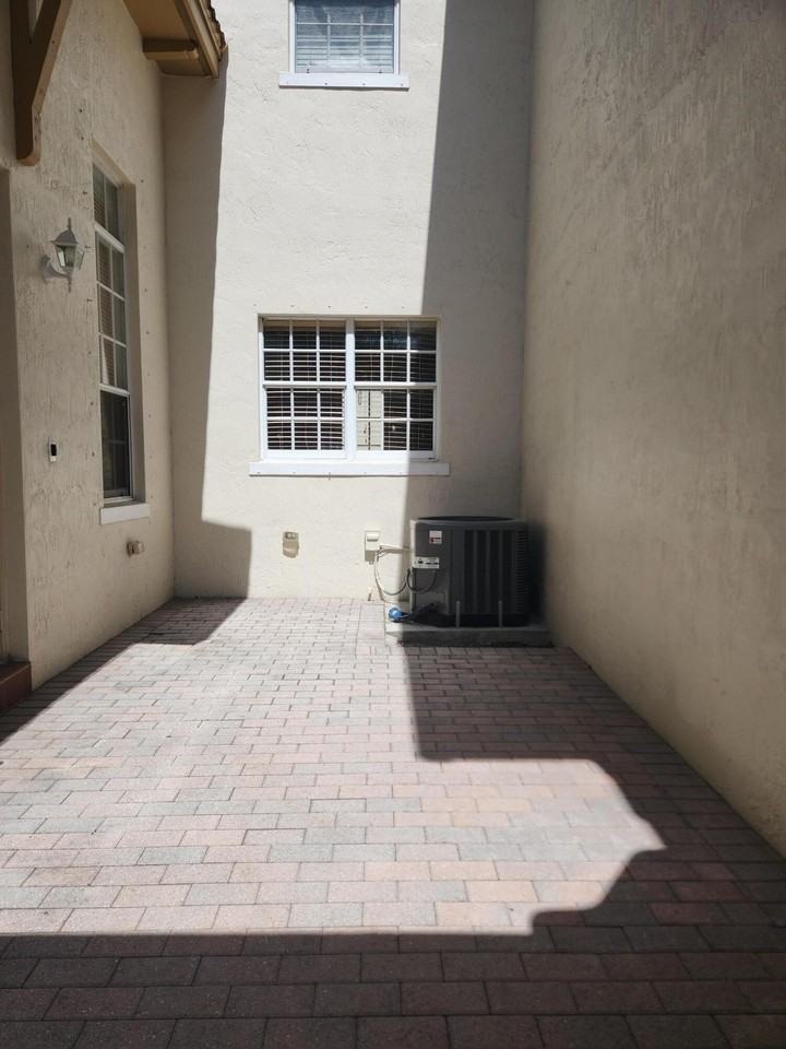 2413 Nw 7th St - Photo 5 of 17
