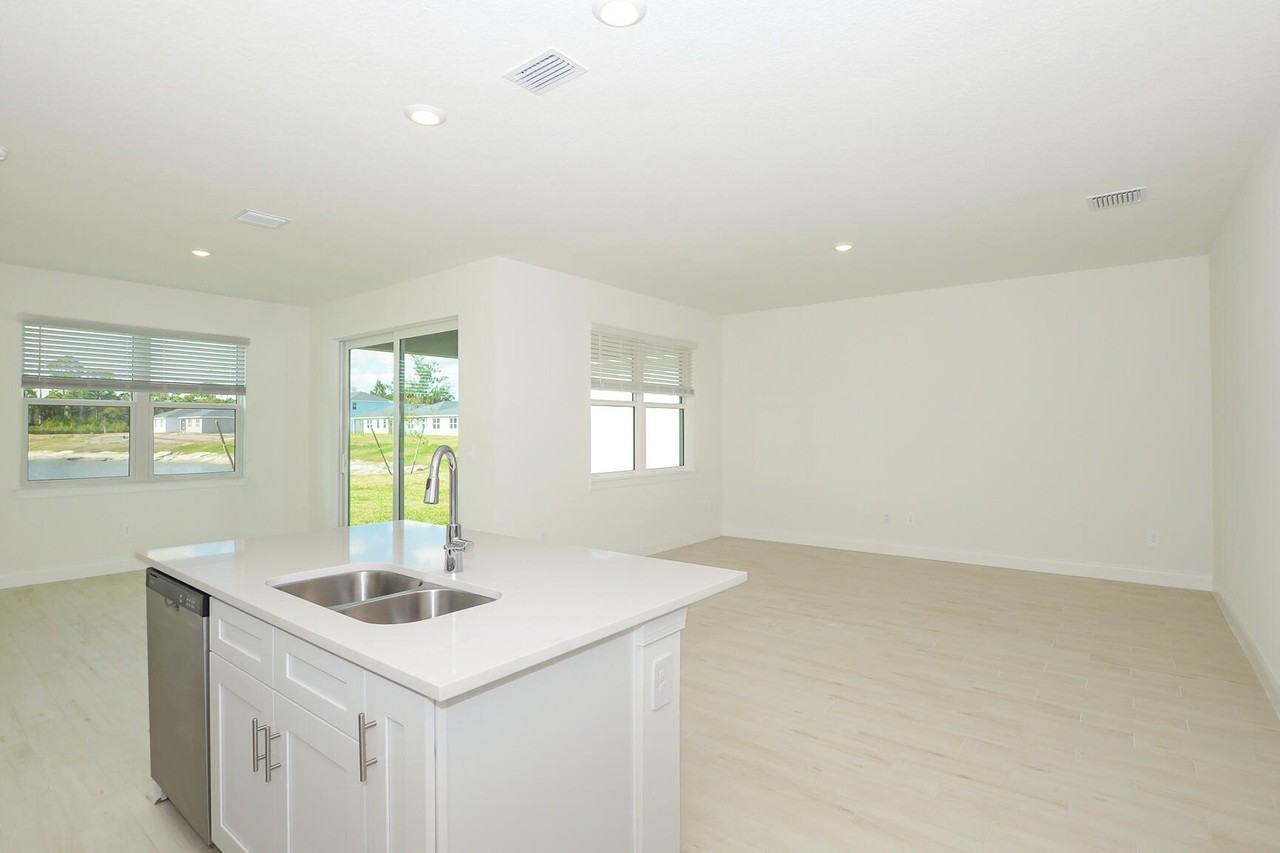 6312 Nw Cloverdale Ave - Photo 7 of 49