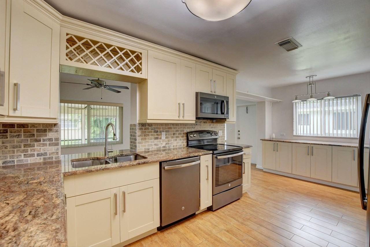 6347 Country Wood Way - Photo 3 of 27