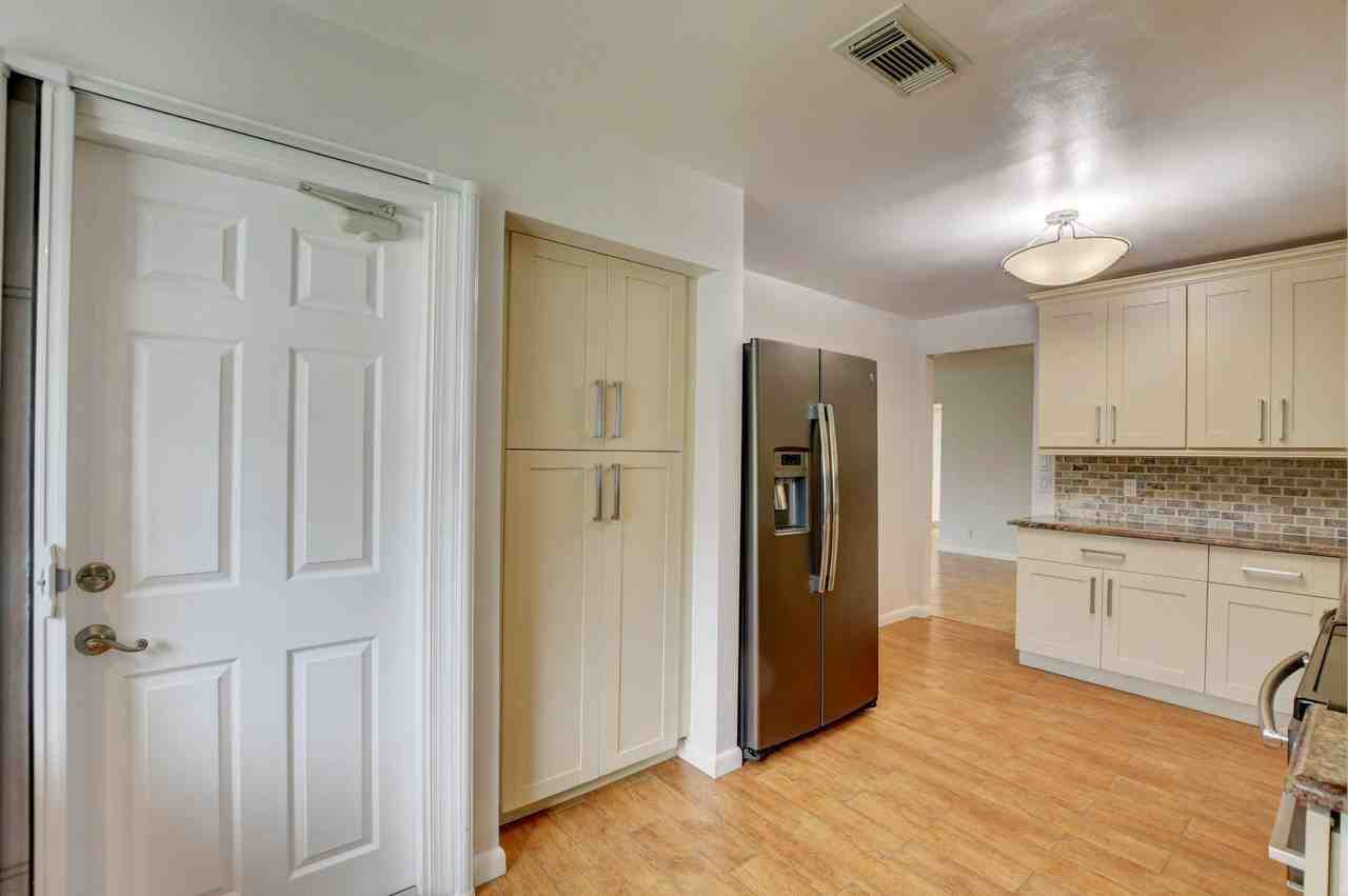 6347 Country Wood Way - Photo 4 of 27