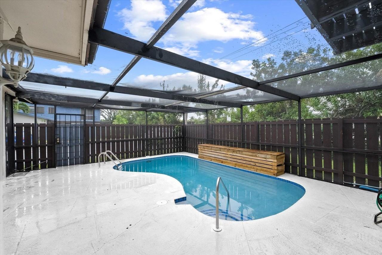 4749 Holly Lake Dr - Photo 3 of 20