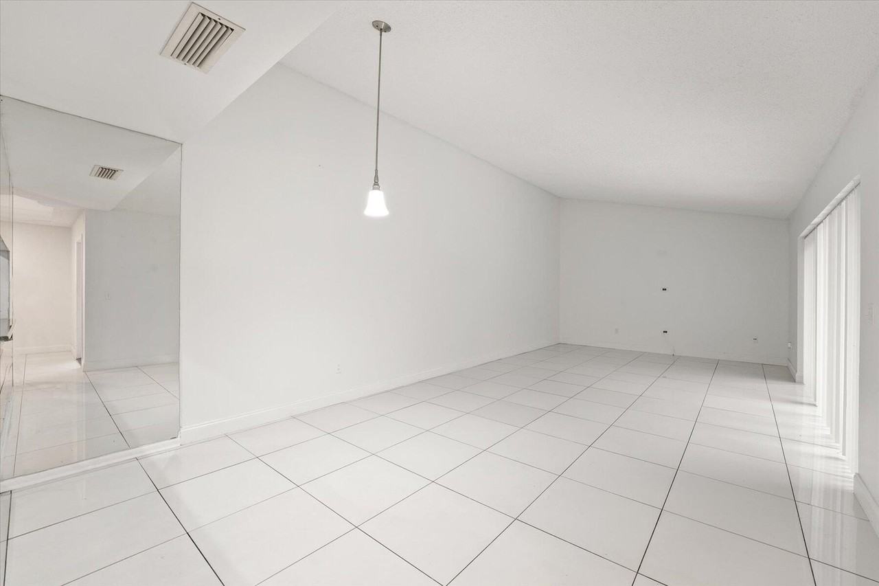 4749 Holly Lake Dr - Photo 4 of 20