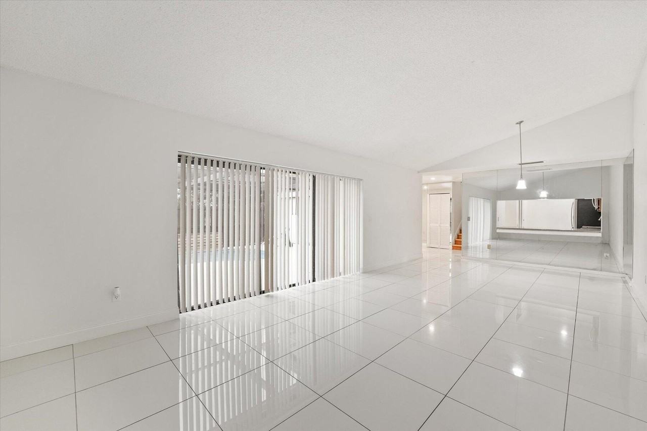 4749 Holly Lake Dr - Photo 5 of 20