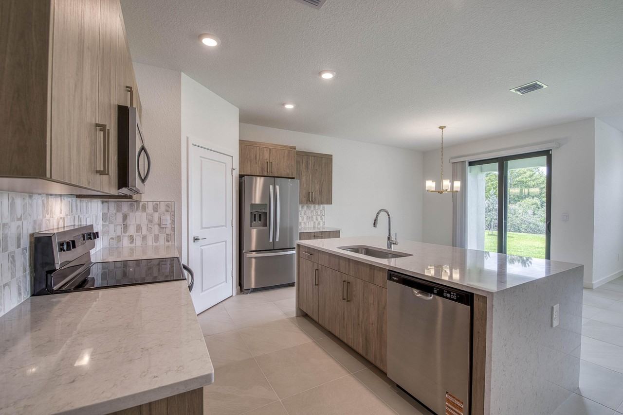 2071 Ne Cedar St - Photo 4 of 34