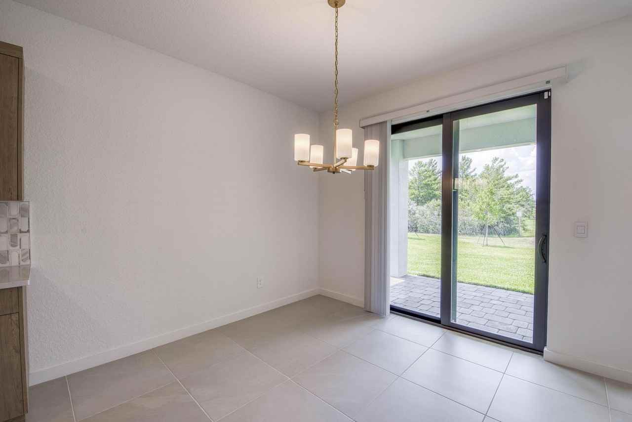 2071 Ne Cedar St - Photo 5 of 34