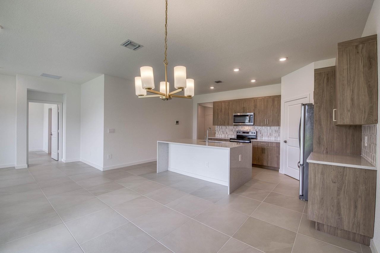 2071 Ne Cedar St - Photo 7 of 34