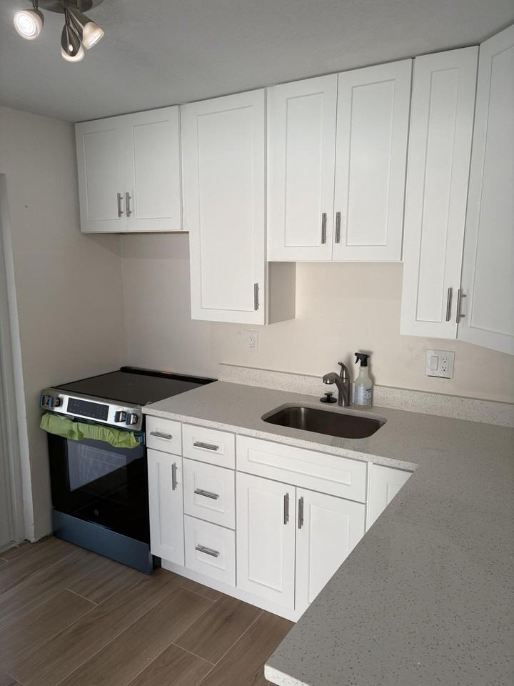 2630 Ne 8th Ave - Photo 3 of 13