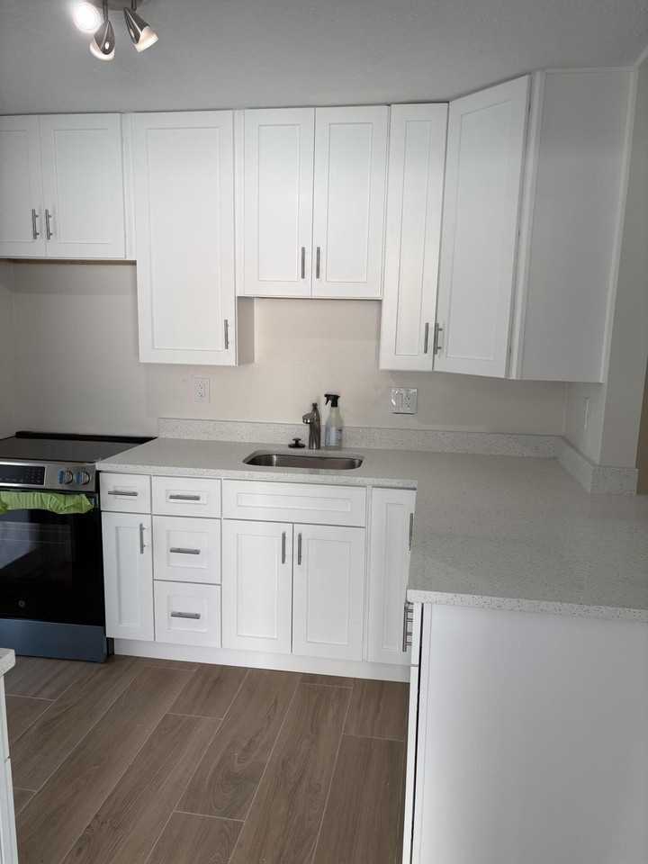 2630 Ne 8th Ave - Photo 5 of 13