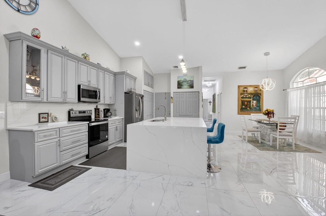 6247 Heliconia Rd - Photo 4 of 24