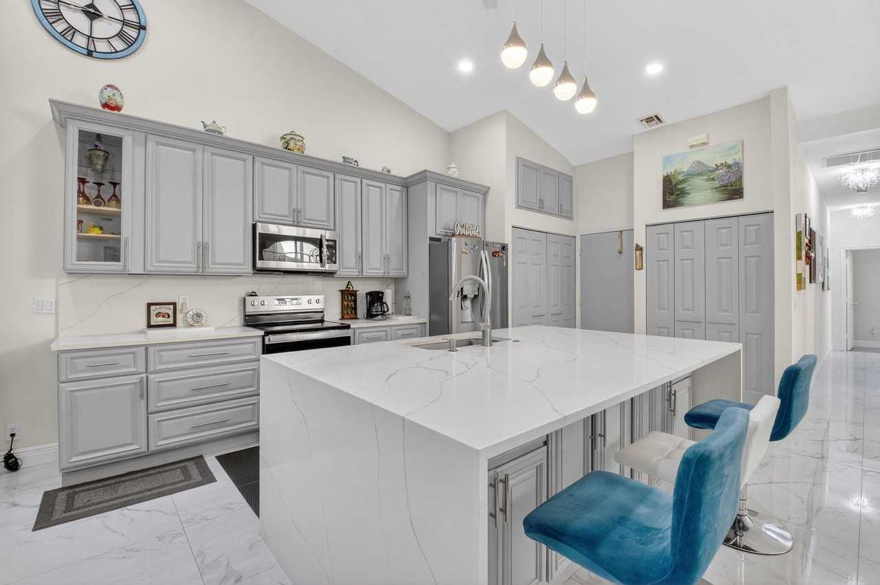 6247 Heliconia Rd - Photo 6 of 24