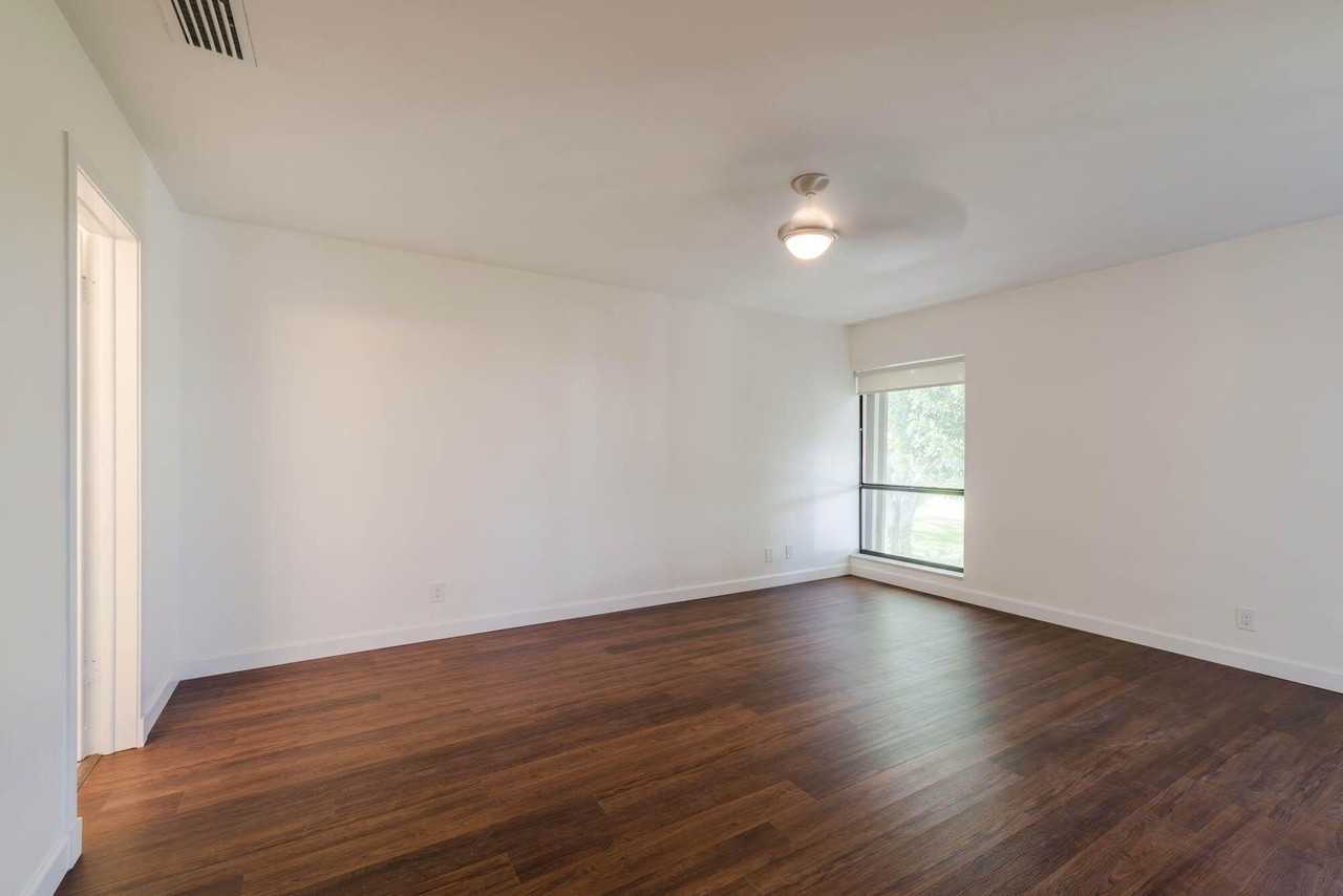 11 Concourse Dr Apt D - Photo 3 of 9