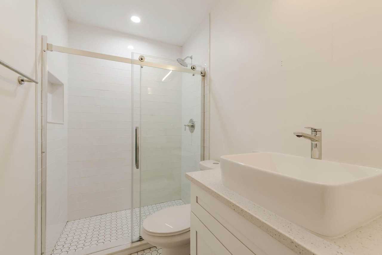 11 Concourse Dr Apt D - Photo 5 of 9