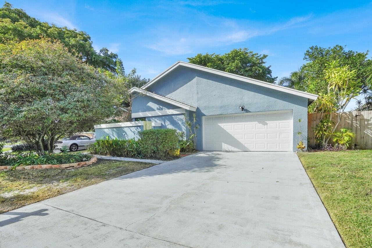 940 Rainberry Lake Dr - Photo 2 of 44