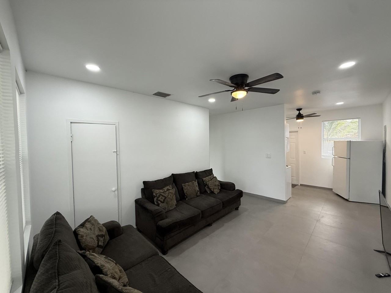 325 S Swinton Ave - Photo 5 of 15