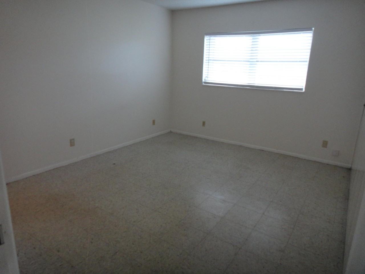 2527 Emory Dr W Apt G - Photo 4 of 11