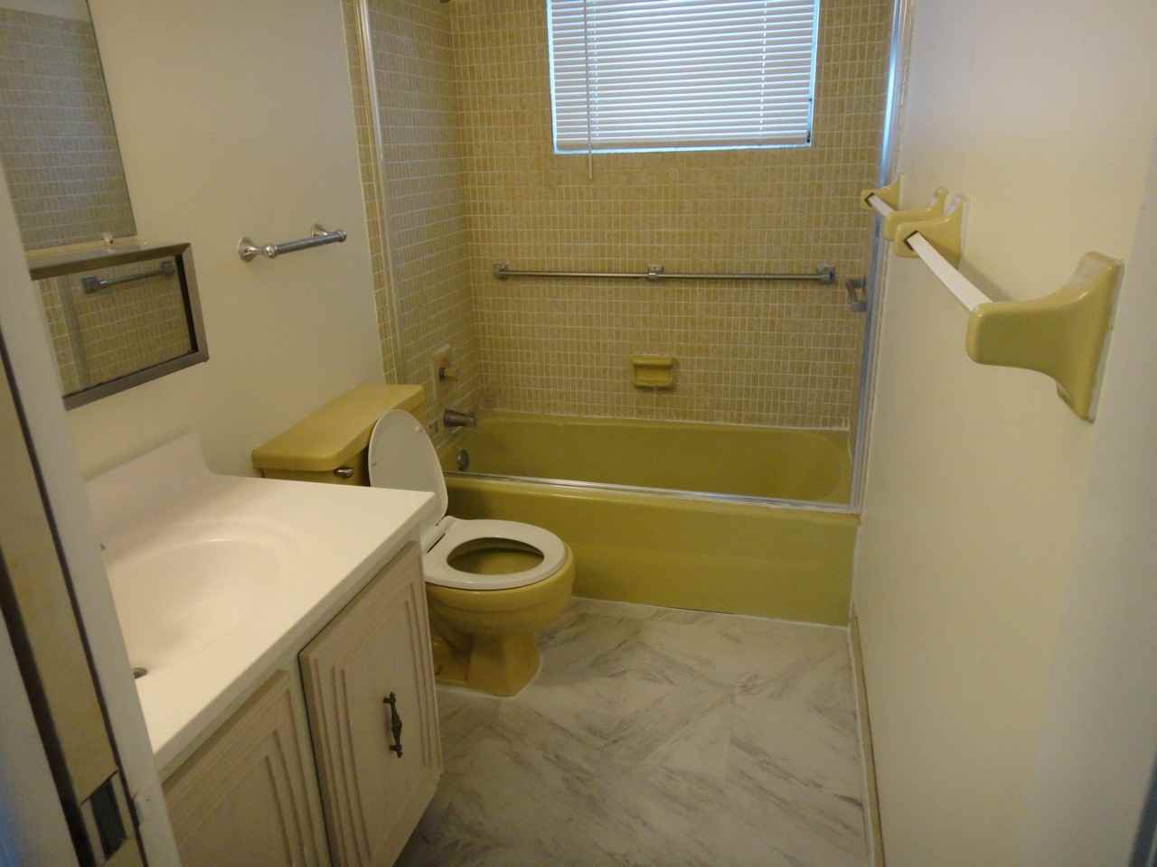 2527 Emory Dr W Apt G - Photo 5 of 11