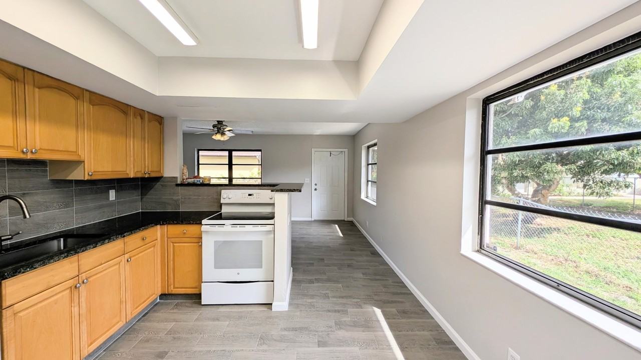 9062 W Highland Pines Blvd - Photo 4 of 12