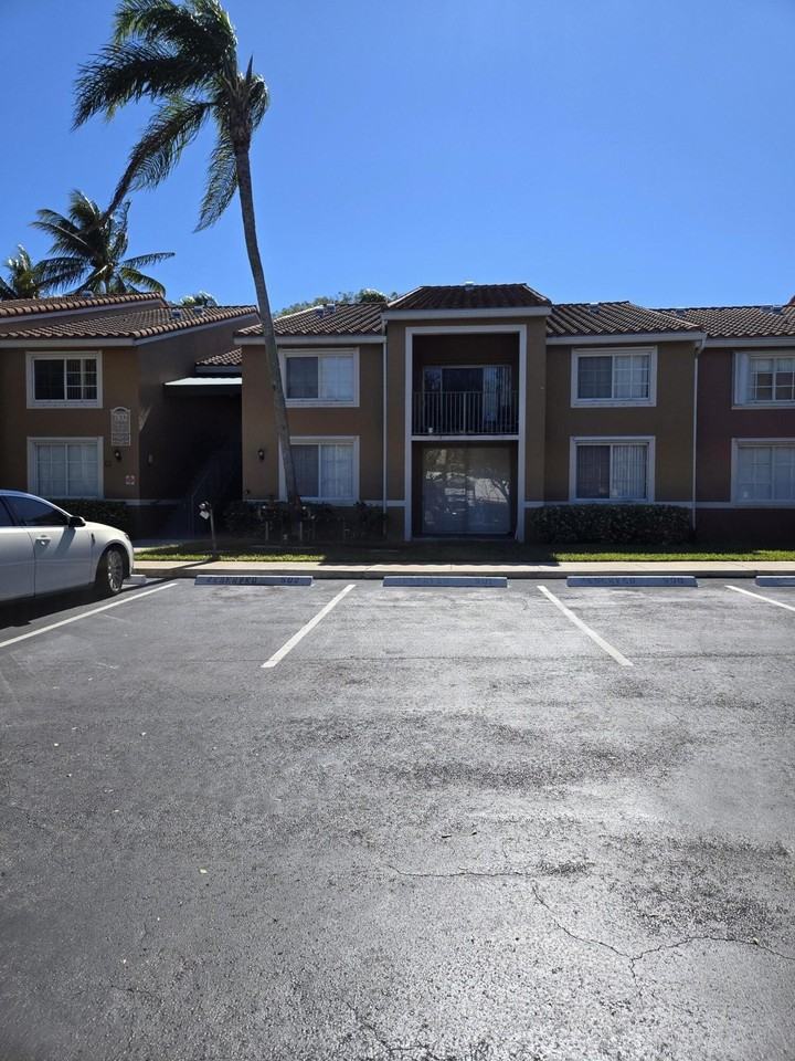 7832 Sonoma Springs Cir Apt 105 - Photo 2 of 18