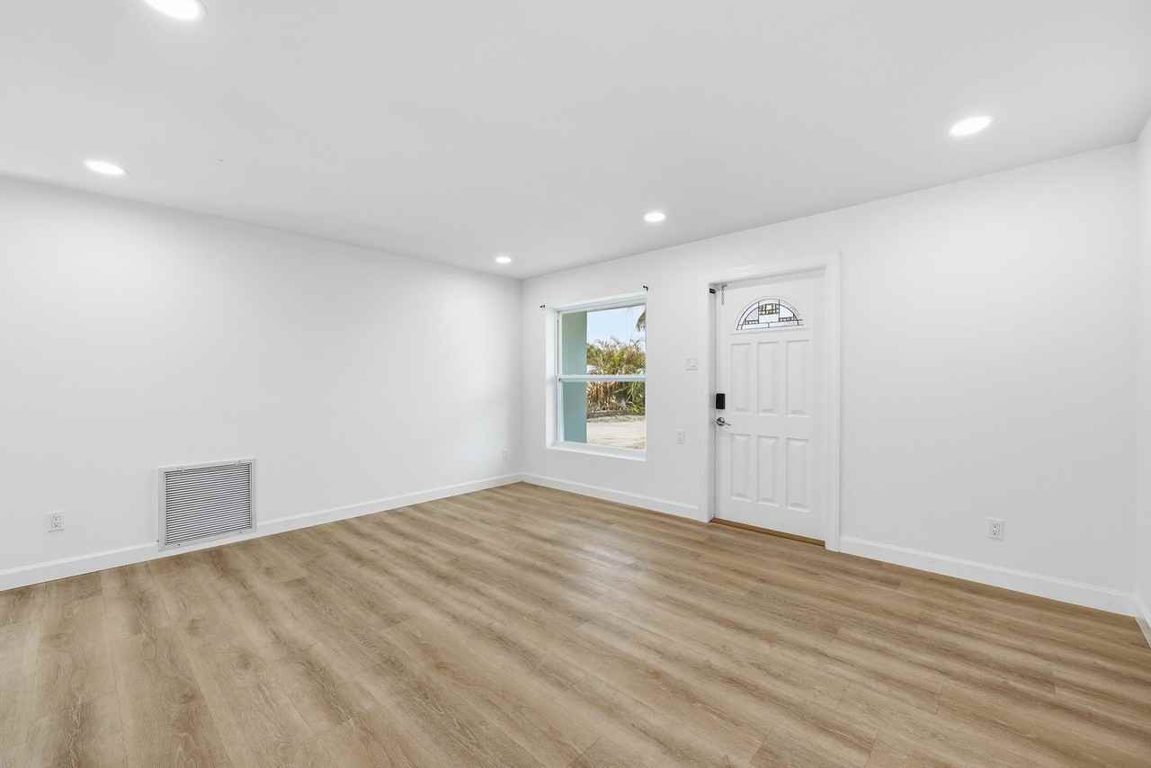 1612 Ne South St - Photo 4 of 24