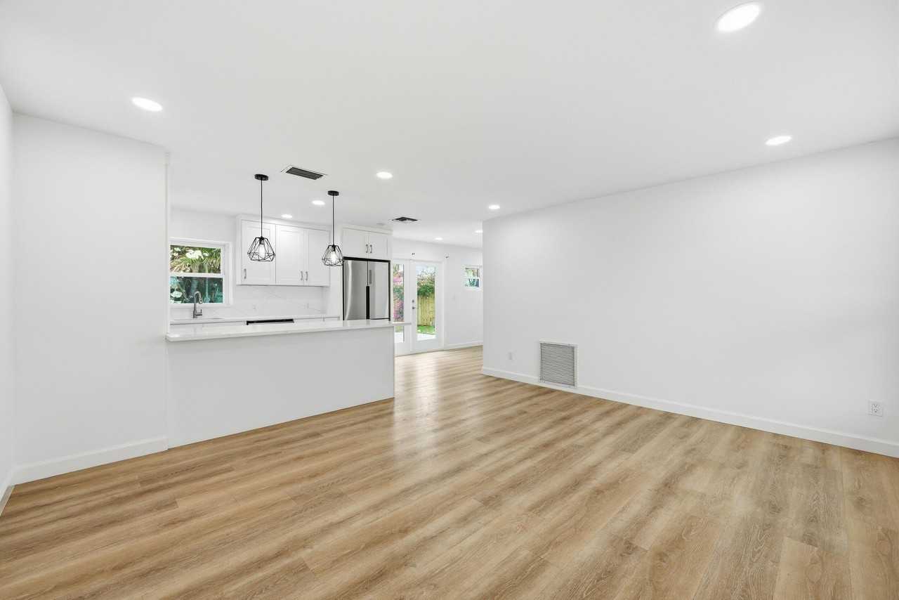 1612 Ne South St - Photo 5 of 24