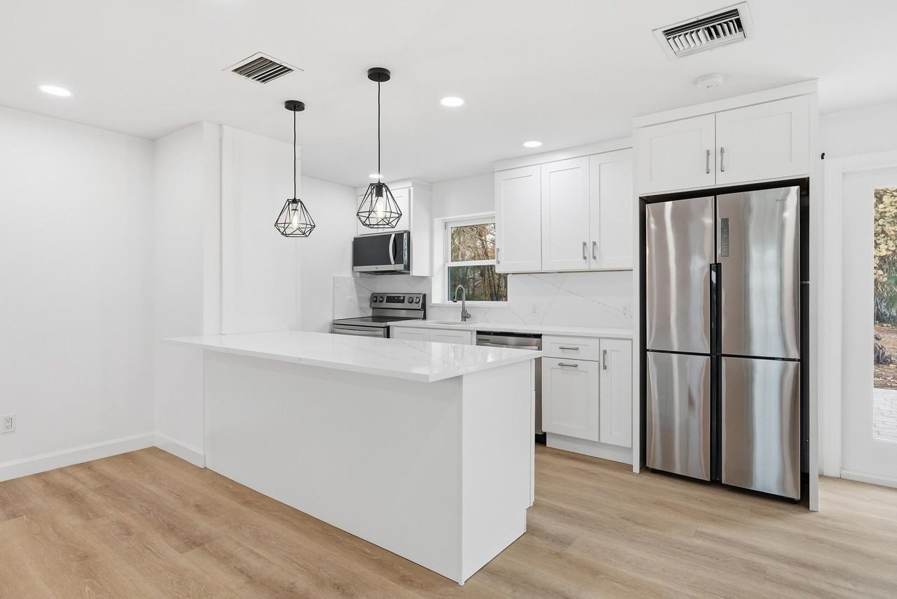 1612 Ne South St - Photo 7 of 24