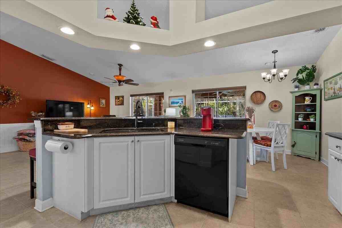 1960 Se Bowie St - Photo 5 of 40