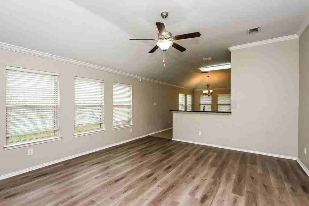 900 W Bend Blvd - Photo 3 of 16