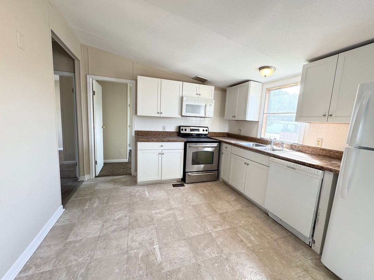 8405 Bloomwood Dr - Photo 3 of 8