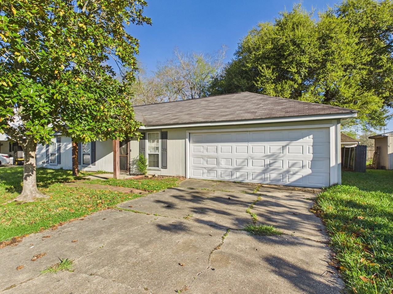 303 Breton Dr - Photo 2 of 26