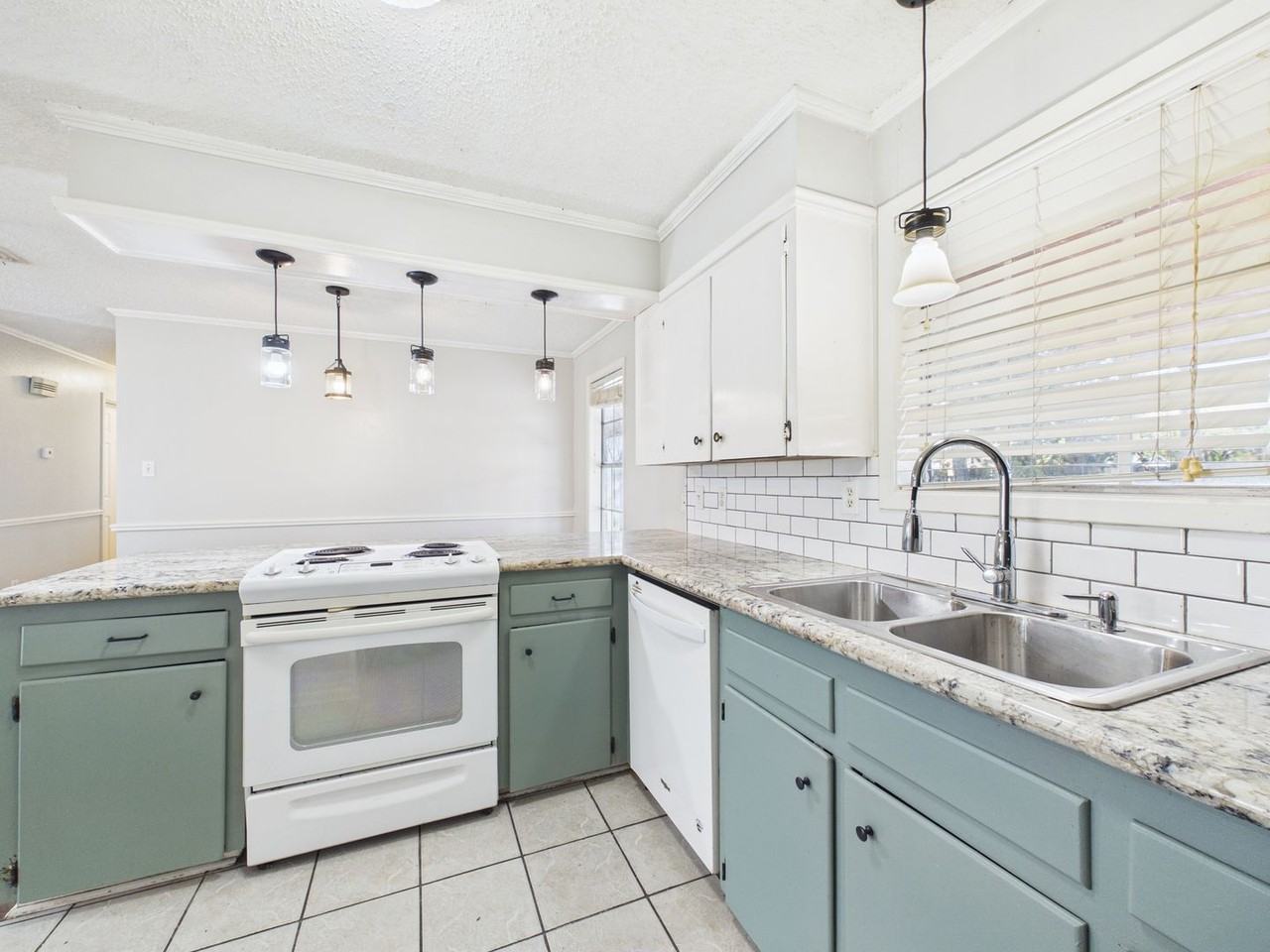 303 Breton Dr - Photo 4 of 26