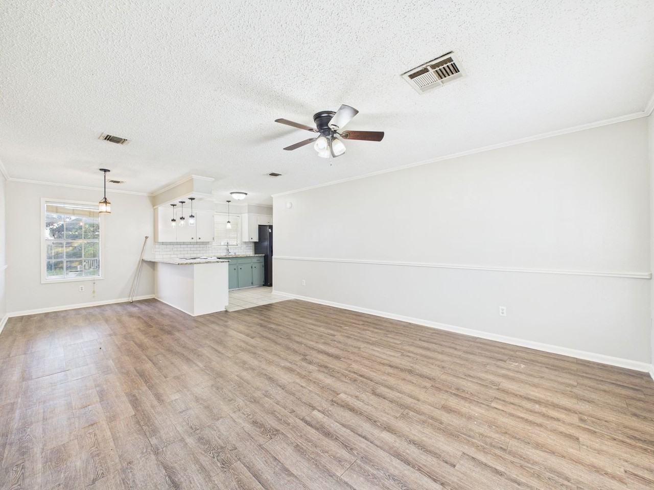 303 Breton Dr - Photo 7 of 26