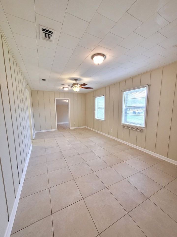 700 Barksdale St - Photo 4 of 14