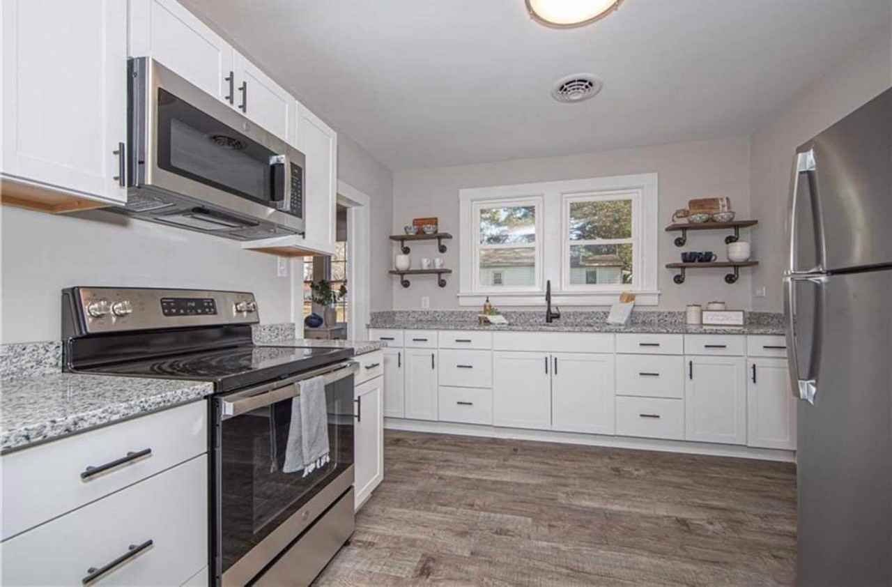 25521 Simmons Ave - Photo 2 of 8