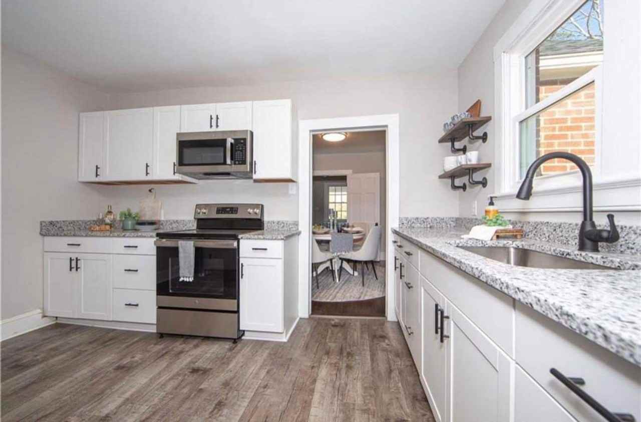 25521 Simmons Ave - Photo 3 of 8