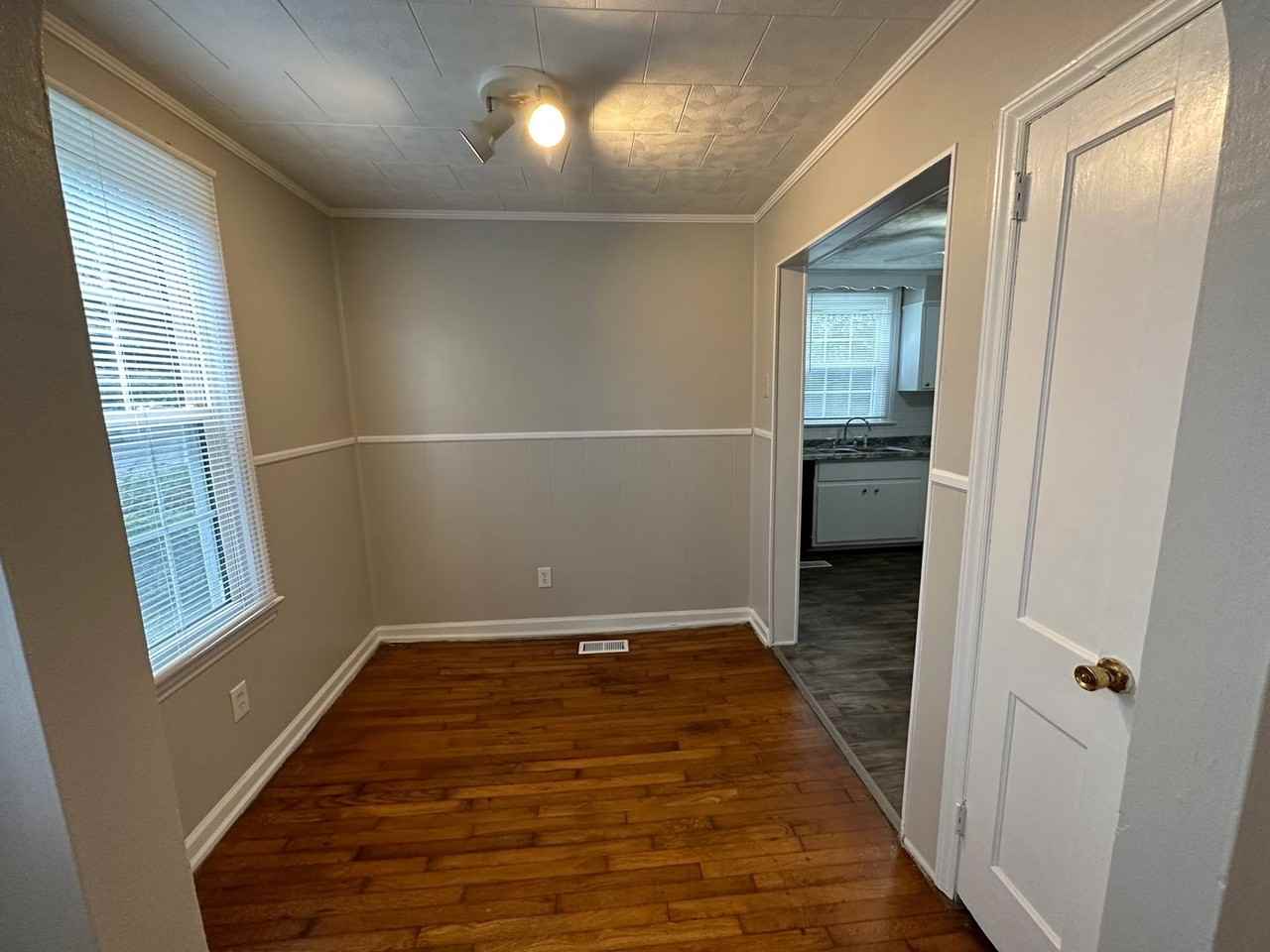 947 Graham St - Photo 6 of 18