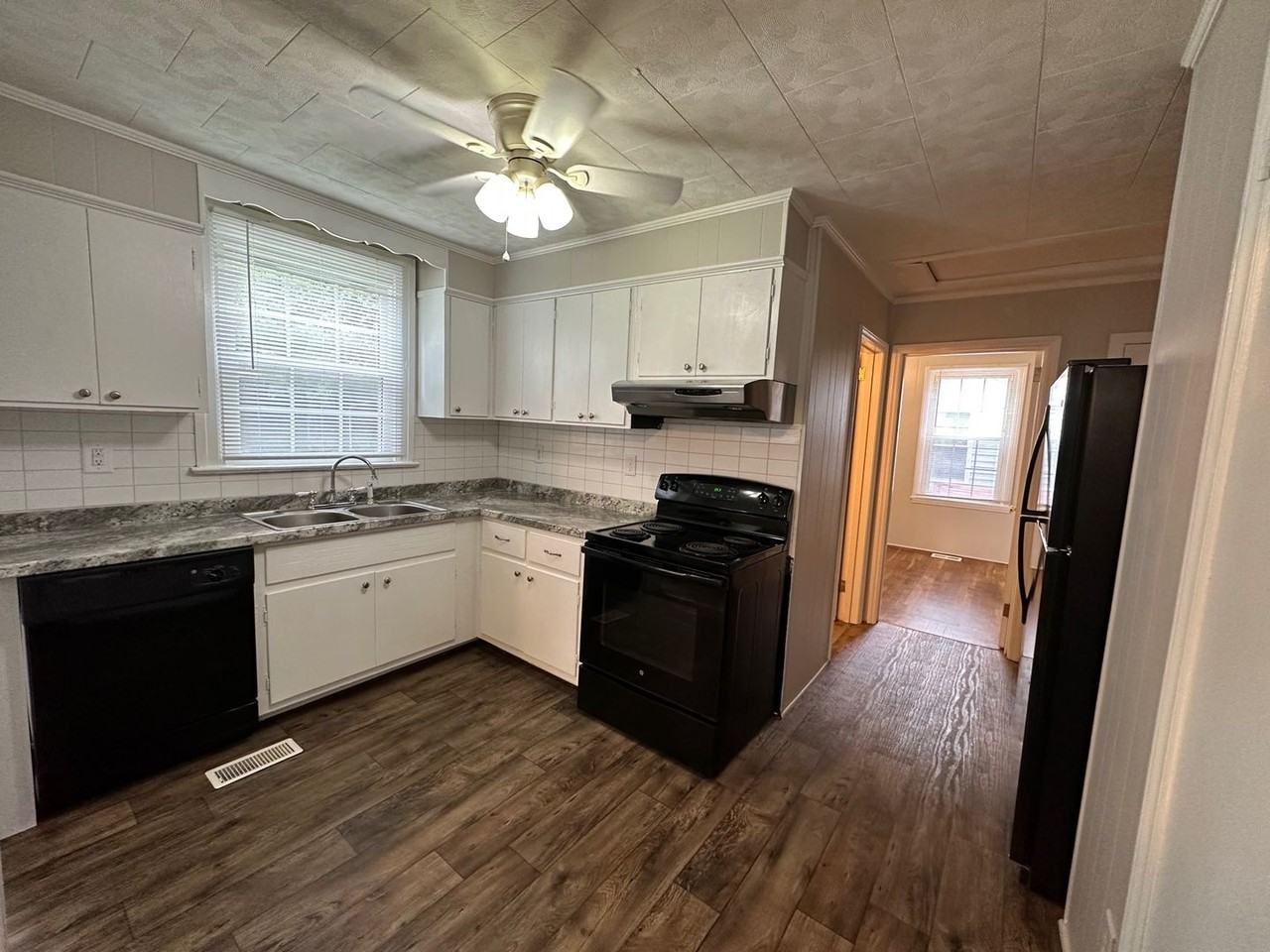 947 Graham St - Photo 7 of 18