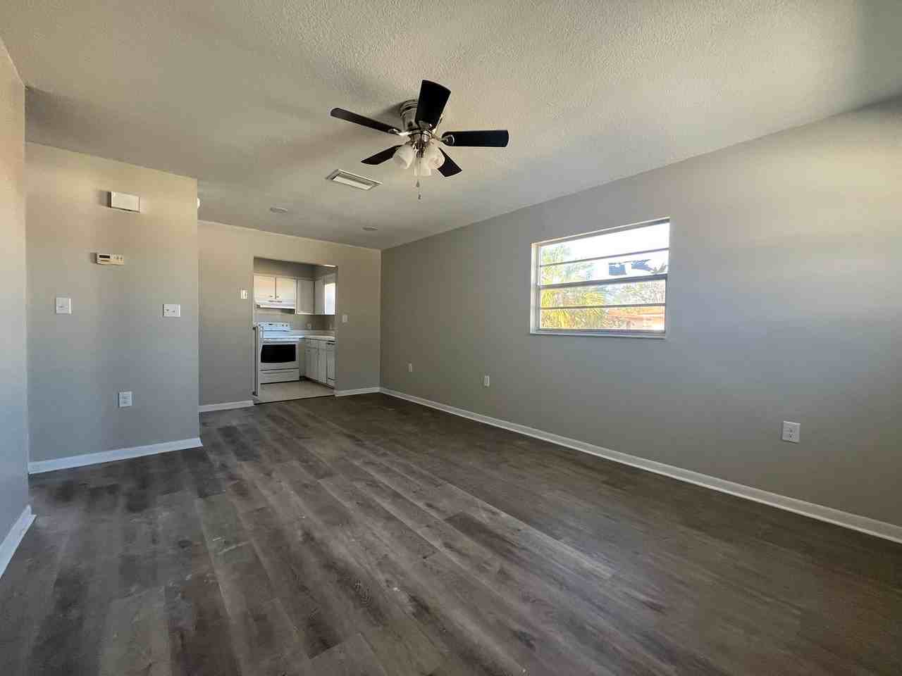 1712 W House St #B - Photo 2 of 7