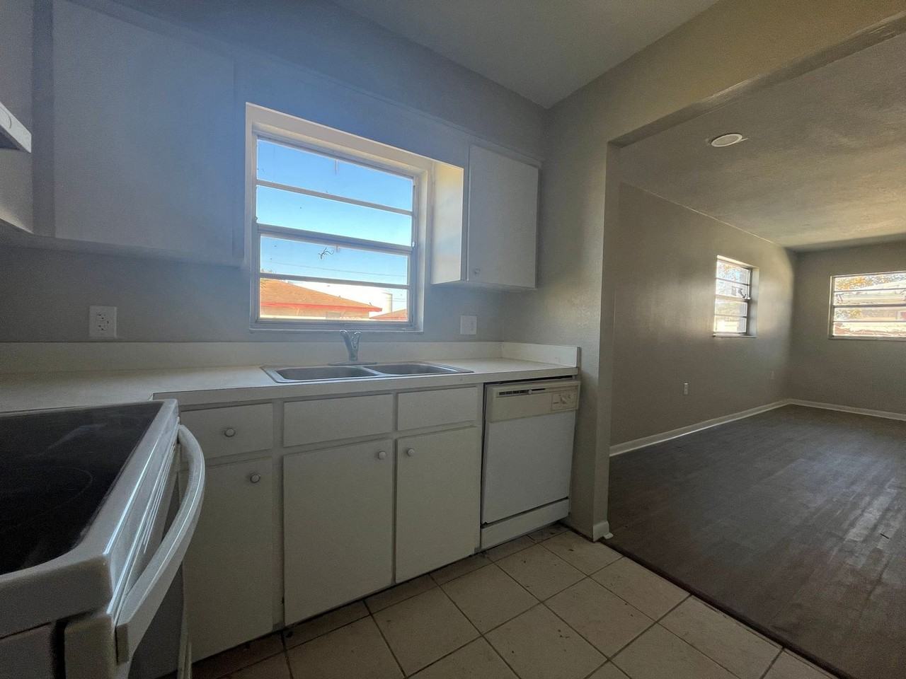 1712 W House St #B - Photo 4 of 7