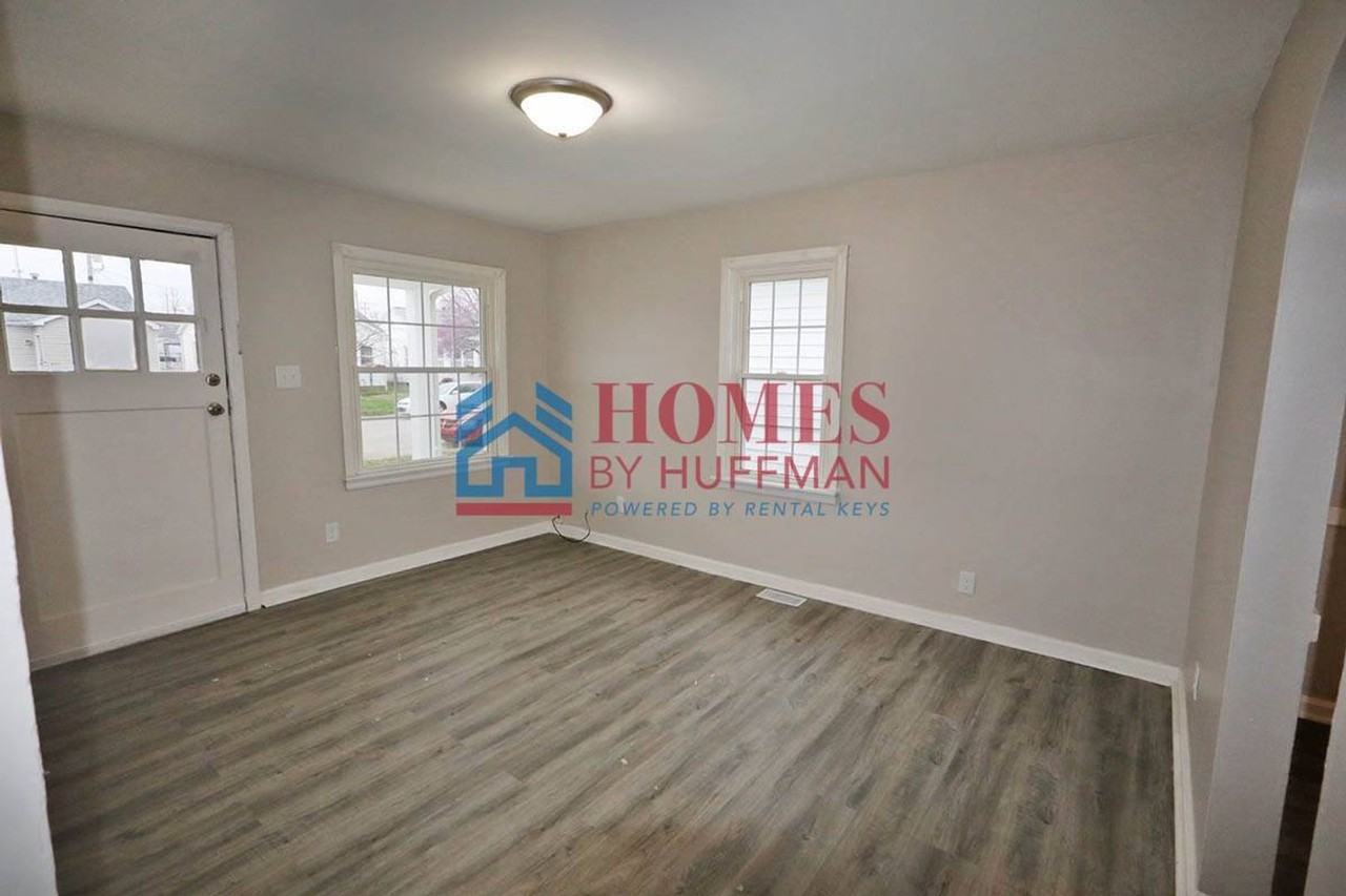 810 E Delaware St - Photo 3 of 17