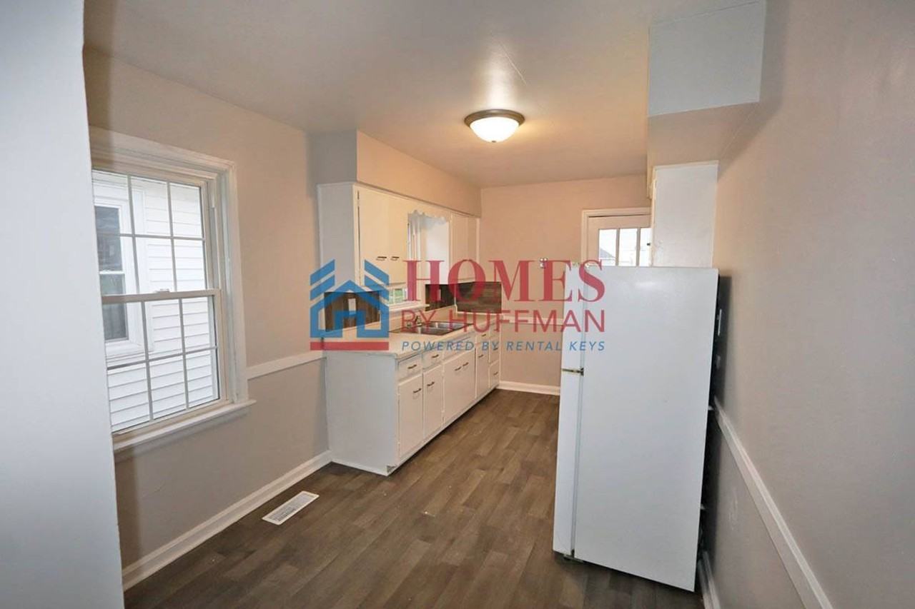 810 E Delaware St - Photo 6 of 17