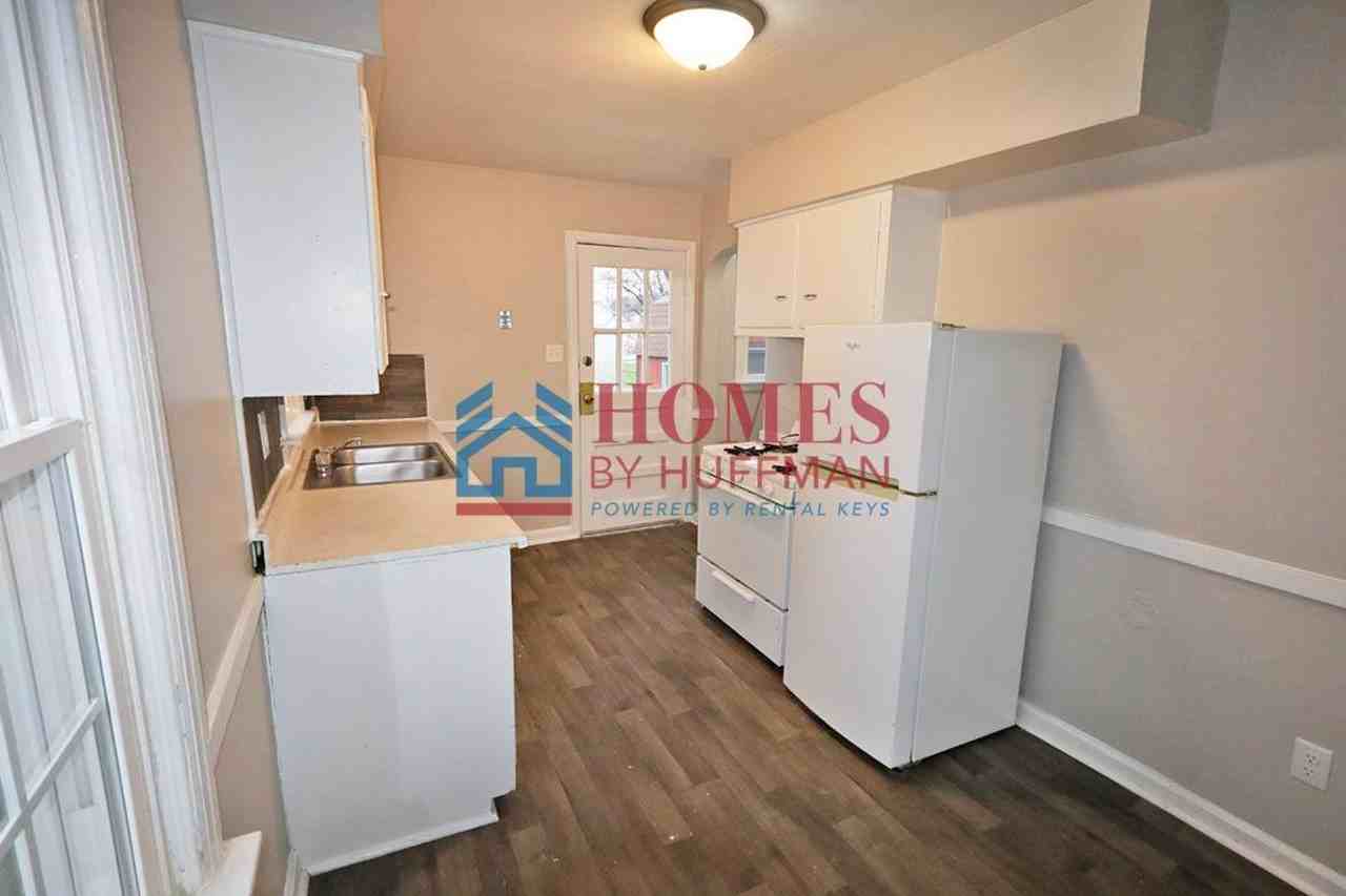 810 E Delaware St - Photo 7 of 17