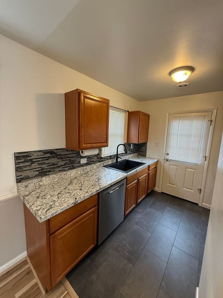 1411 Harrison St - Photo 7 of 44