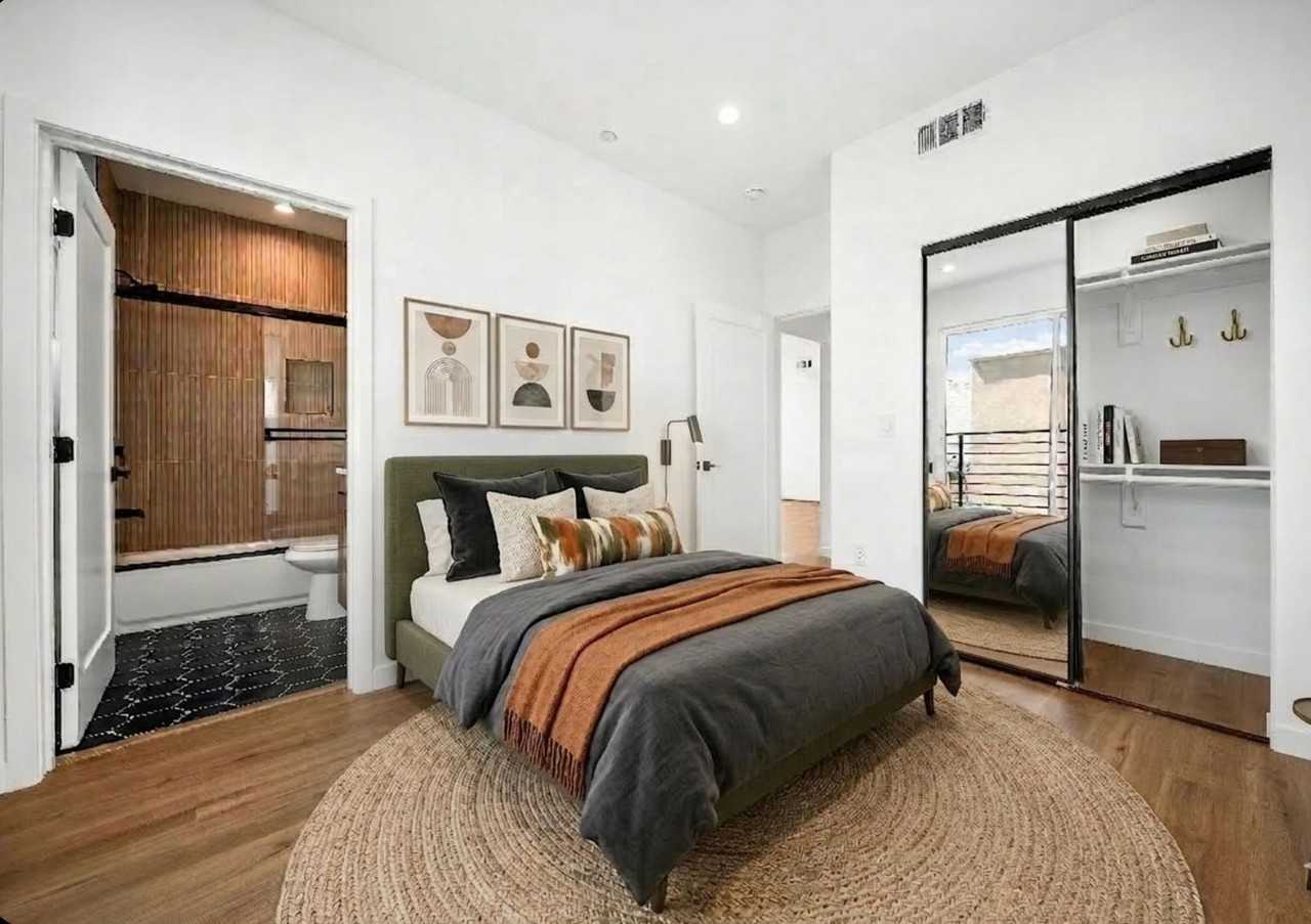 926 S Harvard Blvd - Photo 3 of 21