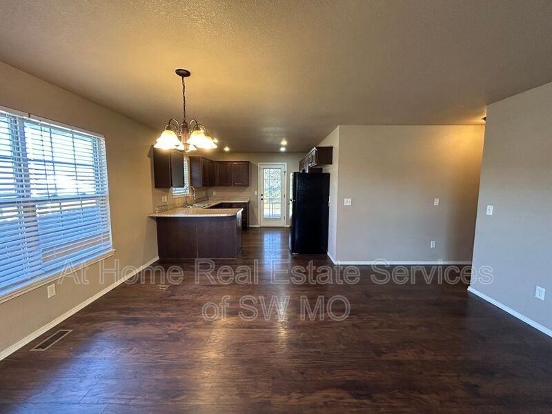 3236 N Travis Ave - Photo 3 of 12