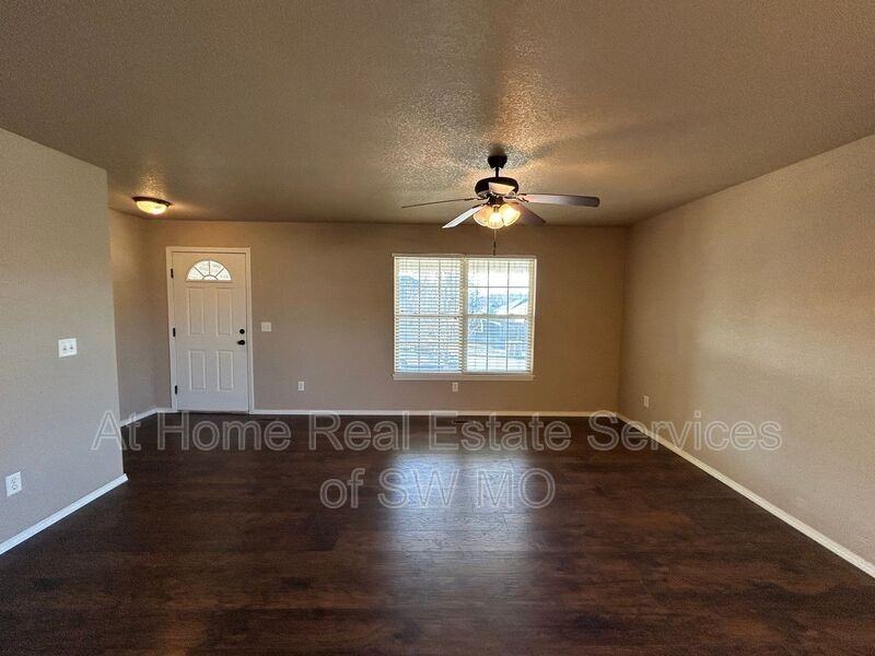 3236 N Travis Ave - Photo 4 of 12